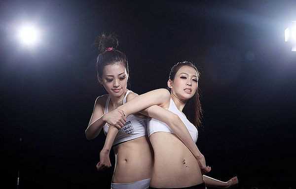 精选绝美双胞胎演绎英德战,性感对抗没有输家_图册
