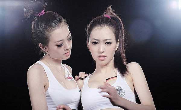 精选绝美双胞胎演绎英德战,性感对抗没有输家_图册