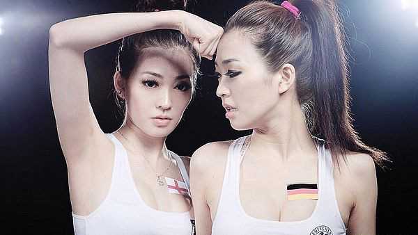 精选绝美双胞胎演绎英德战,性感对抗没有输家_图册