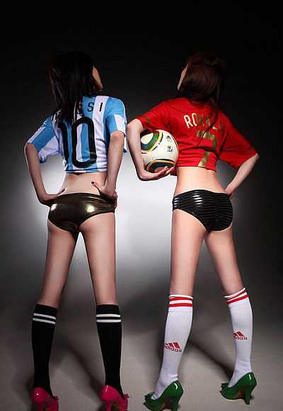 双胞胎姐妹比基尼出镜,性感助兴世界杯_