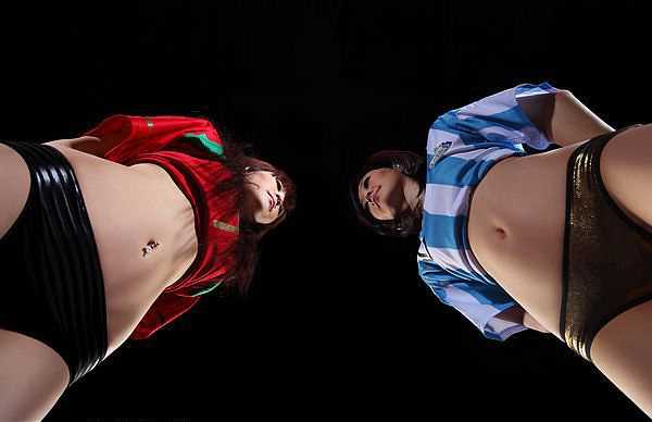 双胞胎姐妹比基尼出镜,性感助兴世界杯_