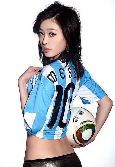 双胞胎姐妹比基尼出镜,性感助兴世界杯_