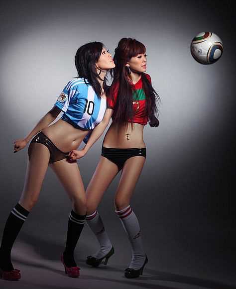 双胞胎姐妹比基尼出镜,性感助兴世界杯_