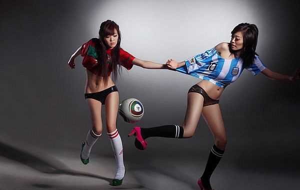 双胞胎姐妹比基尼出镜,性感助兴世界杯_