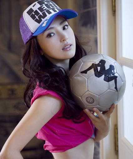 董璇变身粉红女郎助阵葡萄牙,大秀小蛮腰_