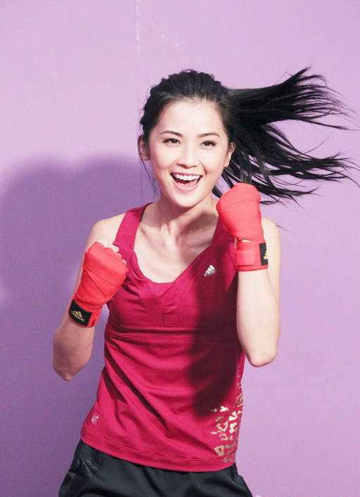 蔡卓妍变身体育宝贝,演绎高难度搏击动作_