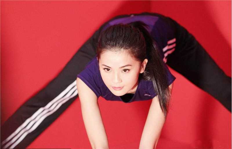蔡卓妍变身体育宝贝,演绎高难度搏击动作_