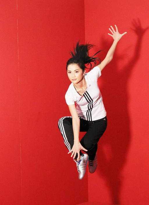 蔡卓妍变身体育宝贝,演绎高难度搏击动作_