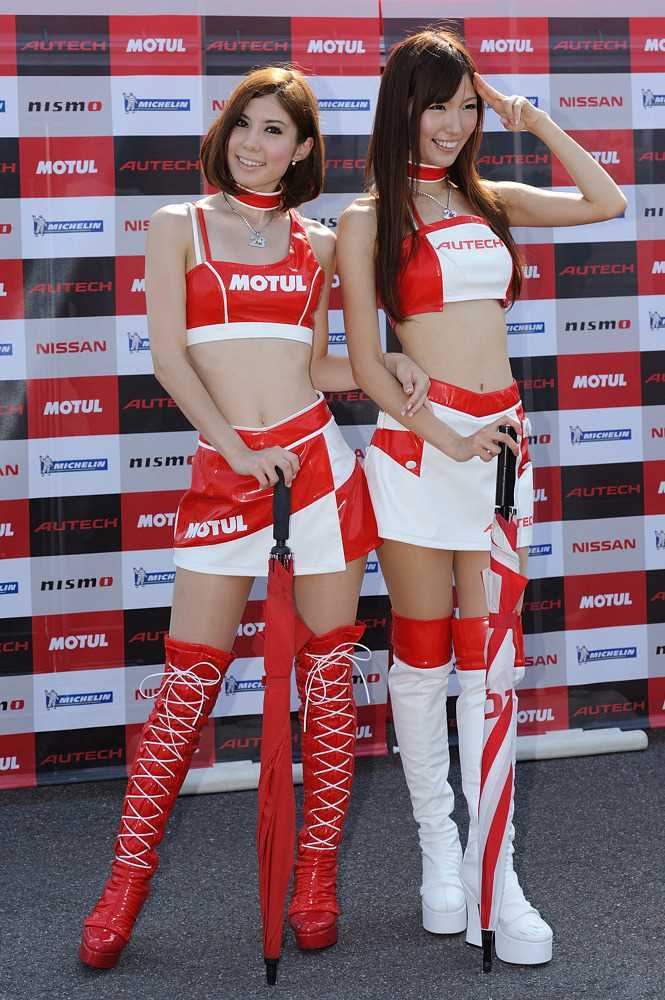 精选红裙出镜秀甜美笑容-日本赛车美女图册