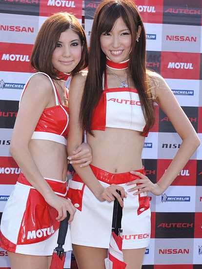 精选红裙出镜秀甜美笑容-日本赛车美女图册