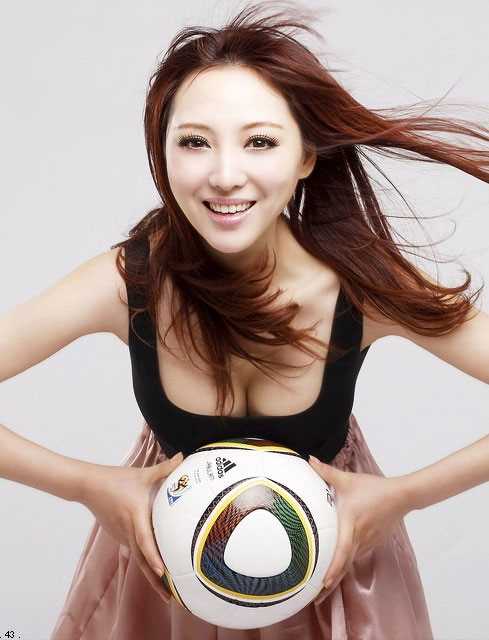 半裸出镜助威南非世界杯的足球美女