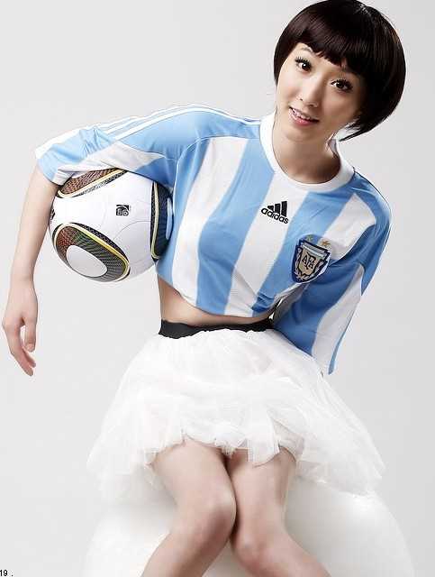 半裸出镜助威南非世界杯的足球美女