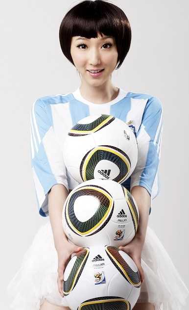 半裸出镜助威南非世界杯的足球美女