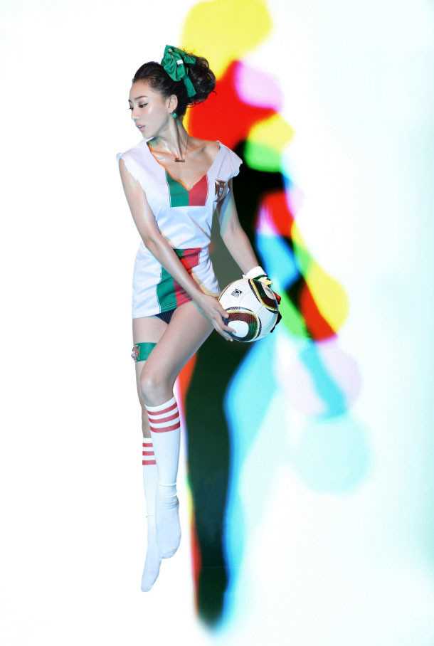 夏日游艇秀身材的足球美女