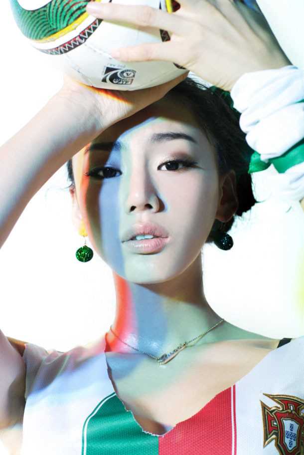 夏日游艇秀身材的足球美女