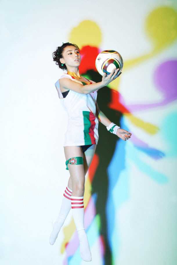 夏日游艇秀身材的足球美女