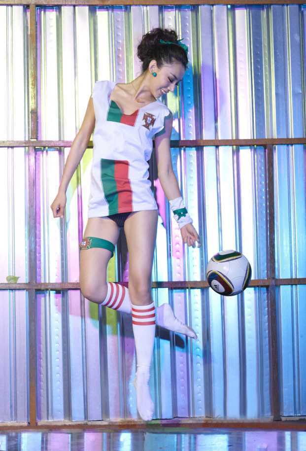 夏日游艇秀身材的足球美女