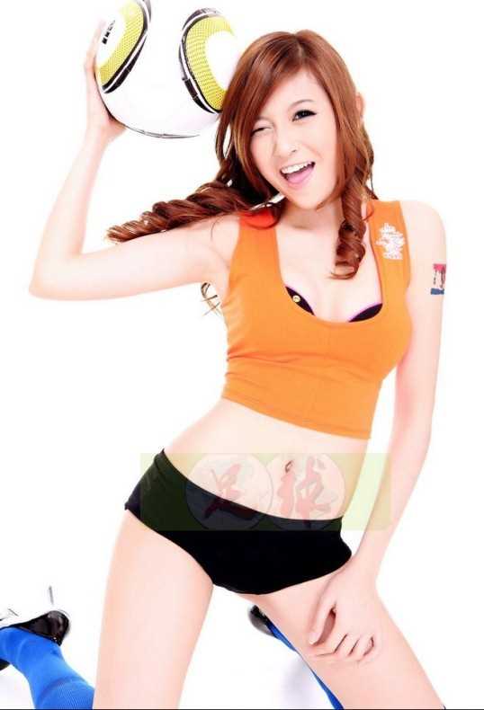 精选爱足球的美女图册
