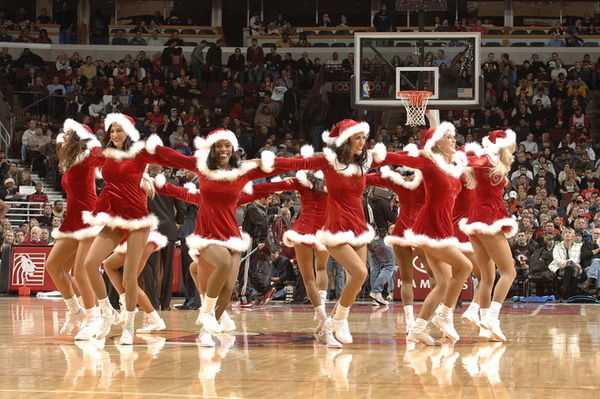 高清性感红装贺圣诞的NBA美女图集