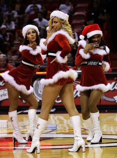 高清性感红装贺圣诞的NBA美女图集