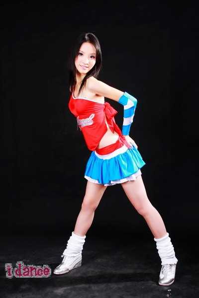 篮球与冰球双栖的美女