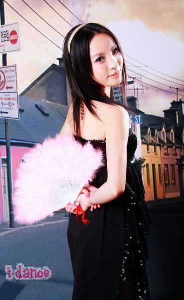 篮球与冰球双栖的美女