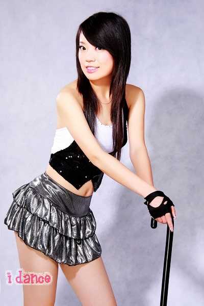 篮球与冰球双栖的美女