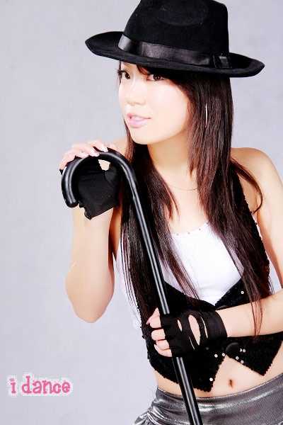 篮球与冰球双栖的美女