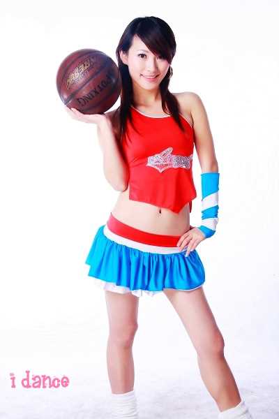 篮球与冰球双栖的美女