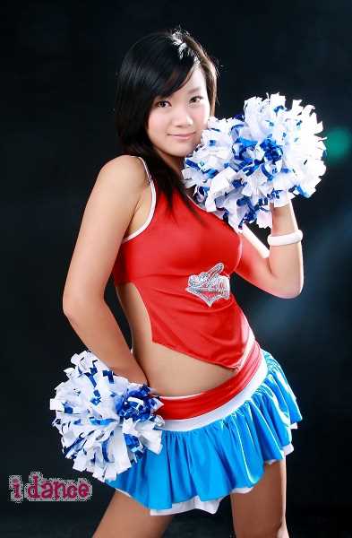 篮球与冰球双栖的美女