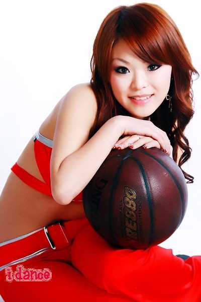 篮球与冰球双栖的美女