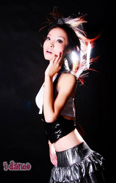 篮球与冰球双栖的美女