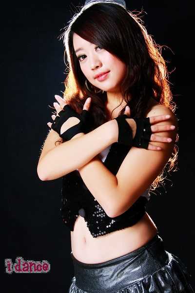 篮球与冰球双栖的美女