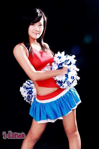 篮球与冰球双栖的美女