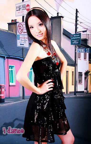 篮球与冰球双栖的美女