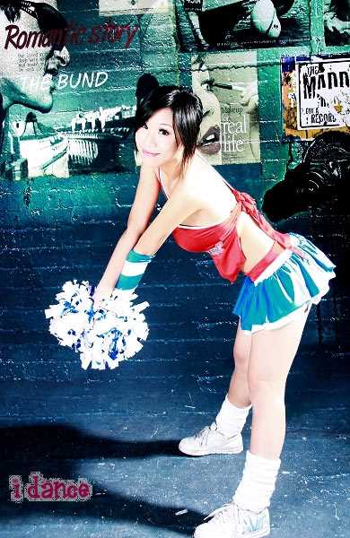 篮球与冰球双栖的美女