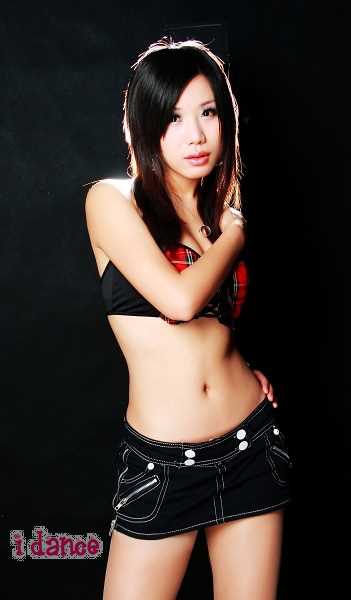 篮球与冰球双栖的美女