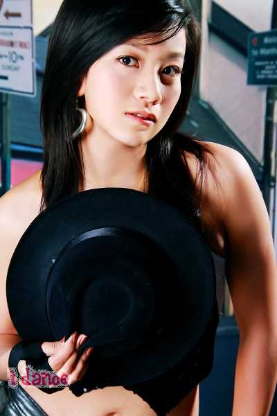 篮球与冰球双栖的美女