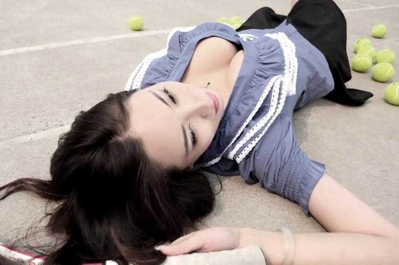精选邵路雅：网球场的性感美女图册