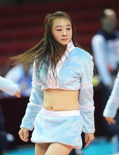 高清靓丽啦啦宝贝助阵恒大,短裙热舞秀小蛮腰图集