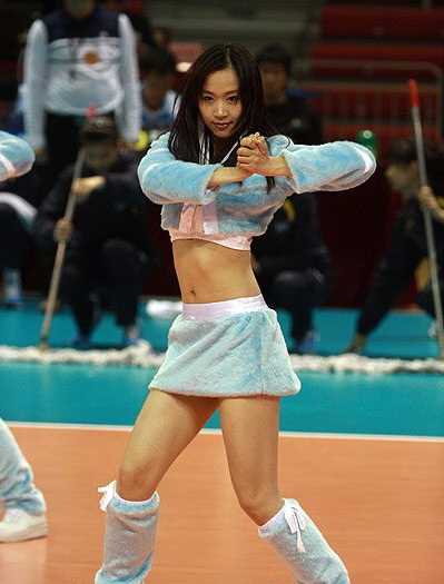 高清靓丽啦啦宝贝助阵恒大,短裙热舞秀小蛮腰图集