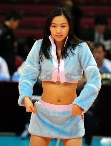 高清靓丽啦啦宝贝助阵恒大,短裙热舞秀小蛮腰图集