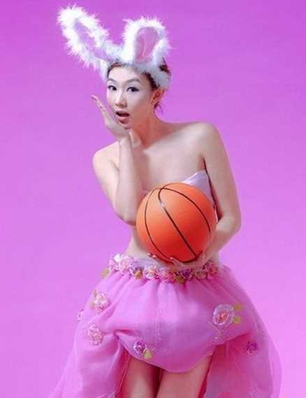 刘闻雯三点式照,装扮可爱兔女郎