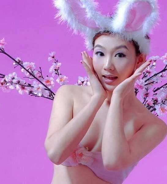 刘闻雯三点式照,装扮可爱兔女郎