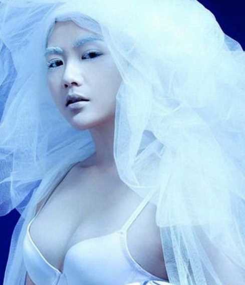 刘闻雯三点式照,装扮可爱兔女郎