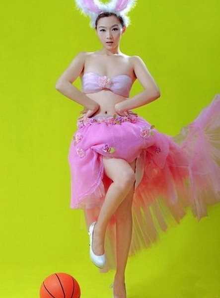 刘闻雯三点式照,装扮可爱兔女郎