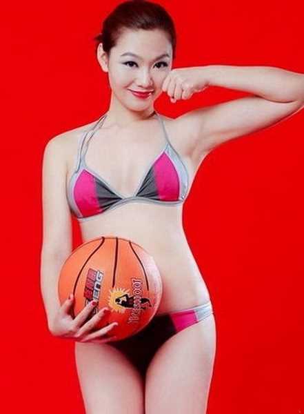 刘闻雯三点式照,装扮可爱兔女郎