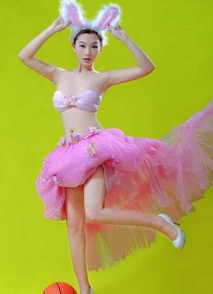 刘闻雯三点式照,装扮可爱兔女郎