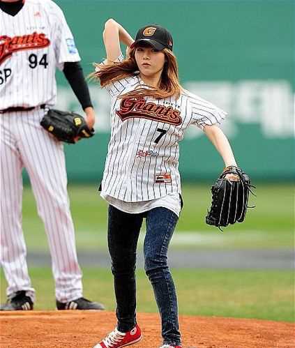 高清日韩女星棒球场精彩开球表演图集