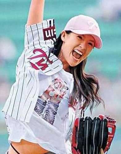 高清日韩女星棒球场精彩开球表演图集